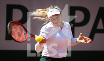 2022-05-18 - Donna Vekic of Croatia in action against Louisa Chirico of the United States during the second qualifications round ahead of the Roland-Garros 2022, Grand Slam tennis tournament on May 18, 2022 at Roland-Garros stadium in Paris, France - ROLAND-GARROS 2022, FRENCH OPEN 2022, GRAND SLAM TENNIS TOURNAMEN - INTERNATIONALS - TENNIS