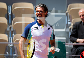 2022-05-18 - Patrick Mouratoglou during practice with Simona Halep ahead of the Roland-Garros 2022, Grand Slam tennis tournament on May 18, 2022 at Roland-Garros stadium in Paris, France - ROLAND-GARROS 2022, FRENCH OPEN 2022, GRAND SLAM TENNIS TOURNAMEN - INTERNATIONALS - TENNIS