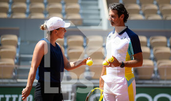 2022-05-18 - Simona Halep of Romania with coach Patrick Mouratoglou during practice ahead of the Roland-Garros 2022, Grand Slam tennis tournament on May 18, 2022 at Roland-Garros stadium in Paris, France - ROLAND-GARROS 2022, FRENCH OPEN 2022, GRAND SLAM TENNIS TOURNAMEN - INTERNATIONALS - TENNIS