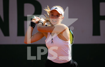 2022-05-17 - Katie Swan of Great Britain in action against Viktoriya Tomova of Bulgaria during the first round of qualifications at the Roland-Garros 2022, Grand Slam tennis tournament on May 17, 2022 at Roland-Garros stadium in Paris, France - FRENCH OPEN (ROLAND-GARROS) 2022, GRAND SLAM TENNIS TOURNAMENT - INTERNATIONALS - TENNIS