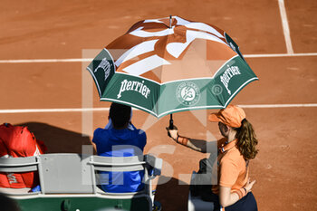 2022-05-17 - Illustration picture shows the umbrella or parasol held by a ball kid over a player because of the heat during the French Open (Roland-Garros) 2022, Grand Slam tennis tournament on May 17, 2022 at Roland-Garros stadium in Paris, France - FRENCH OPEN (ROLAND-GARROS) 2022, GRAND SLAM TENNIS TOURNAMENT - INTERNATIONALS - TENNIS