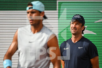 2022-05-19 - Rafael NADAL of Spain and his coach Carlos MOYA during a training session of Roland-Garros 2022, French Open 2022, Grand Slam tennis tournament on May 18, 2022 at the Roland-Garros stadium in Paris, France - ROLAND-GARROS 2022, FRENCH OPEN 2022, GRAND SLAM TENNIS TOURNAMENT - INTERNATIONALS - TENNIS