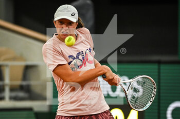 2022-05-19 - Iga SWIATEK of Poland during a training session of Roland-Garros 2022, French Open 2022, Grand Slam tennis tournament on May 19, 2022 at the Roland-Garros stadium in Paris, France - ROLAND-GARROS 2022, FRENCH OPEN 2022, GRAND SLAM TENNIS TOURNAMENT - INTERNATIONALS - TENNIS