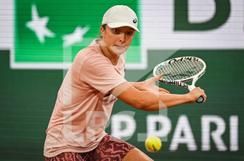 2022-05-19 - Iga SWIATEK of Poland during a training session of Roland-Garros 2022, French Open 2022, Grand Slam tennis tournament on May 19, 2022 at the Roland-Garros stadium in Paris, France - ROLAND-GARROS 2022, FRENCH OPEN 2022, GRAND SLAM TENNIS TOURNAMENT - INTERNATIONALS - TENNIS