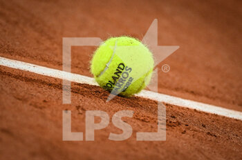 2022-05-19 - Illustration of the official ball during the Qualifying Day four of Roland-Garros 2022, French Open 2022, Grand Slam tennis tournament on May 19, 2022 at the Roland-Garros stadium in Paris, France - ROLAND-GARROS 2022, FRENCH OPEN 2022, GRAND SLAM TENNIS TOURNAMENT - INTERNATIONALS - TENNIS