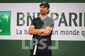 2022-05-19 - Carlos MOYA coach of Rafael NADAL during a training session of Roland-Garros 2022, French Open 2022, Grand Slam tennis tournament on May 19, 2022 at the Roland-Garros stadium in Paris, France - ROLAND-GARROS 2022, FRENCH OPEN 2022, GRAND SLAM TENNIS TOURNAMENT - INTERNATIONALS - TENNIS