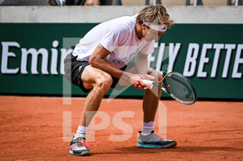 2022-05-19 - Alexander ZVEREV of Germany looks dejected during a training session of Roland-Garros 2022, French Open 2022, Grand Slam tennis tournament on May 19, 2022 at the Roland-Garros stadium in Paris, France - ROLAND-GARROS 2022, FRENCH OPEN 2022, GRAND SLAM TENNIS TOURNAMENT - INTERNATIONALS - TENNIS
