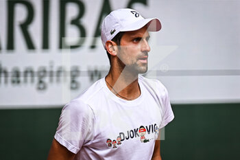 2022-05-19 - Novak DJOKOVIC of Serbia during a training session of Roland-Garros 2022, French Open 2022, Grand Slam tennis tournament on May 19, 2022 at the Roland-Garros stadium in Paris, France - ROLAND-GARROS 2022, FRENCH OPEN 2022, GRAND SLAM TENNIS TOURNAMENT - INTERNATIONALS - TENNIS