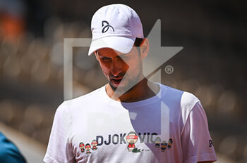 2022-05-19 - Novak DJOKOVIC of Serbia during a training session of Roland-Garros 2022, French Open 2022, Grand Slam tennis tournament on May 19, 2022 at the Roland-Garros stadium in Paris, France - ROLAND-GARROS 2022, FRENCH OPEN 2022, GRAND SLAM TENNIS TOURNAMENT - INTERNATIONALS - TENNIS