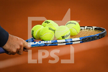 2022-05-20 - Illustration of a tennis racket with balls during a training session of Roland-Garros 2022, French Open 2022, Grand Slam tennis tournament on May 20, 2022 at the Roland-Garros stadium in Paris, France - ROLAND-GARROS 2022, FRENCH OPEN 2022, GRAND SLAM TENNIS TOURNAMENT - INTERNATIONALS - TENNIS