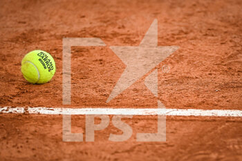 2022-05-20 - Illustration of the official ball during a training session of Roland-Garros 2022, French Open 2022, Grand Slam tennis tournament on May 20, 2022 at the Roland-Garros stadium in Paris, France - ROLAND-GARROS 2022, FRENCH OPEN 2022, GRAND SLAM TENNIS TOURNAMENT - INTERNATIONALS - TENNIS