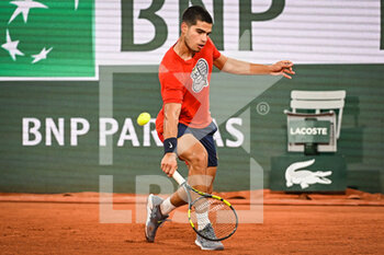 2022-05-20 - Carlos ALCARAZ of Spain during a training session of Roland-Garros 2022, French Open 2022, Grand Slam tennis tournament on May 20, 2022 at the Roland-Garros stadium in Paris, France - ROLAND-GARROS 2022, FRENCH OPEN 2022, GRAND SLAM TENNIS TOURNAMENT - INTERNATIONALS - TENNIS