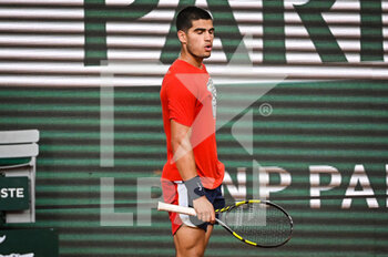 2022-05-20 - Carlos ALCARAZ of Spain looks dejected during a training session of Roland-Garros 2022, French Open 2022, Grand Slam tennis tournament on May 20, 2022 at the Roland-Garros stadium in Paris, France - ROLAND-GARROS 2022, FRENCH OPEN 2022, GRAND SLAM TENNIS TOURNAMENT - INTERNATIONALS - TENNIS