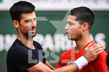 2022-05-20 - Novak DJOKOVIC of Serbia and Carlos ALCARAZ of Spain during a training session of Roland-Garros 2022, French Open 2022, Grand Slam tennis tournament on May 20, 2022 at the Roland-Garros stadium in Paris, France - ROLAND-GARROS 2022, FRENCH OPEN 2022, GRAND SLAM TENNIS TOURNAMENT - INTERNATIONALS - TENNIS
