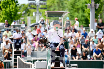 2022-05-19 - A chair umpire (man referee) during the French Open (Roland-Garros) 2022, Grand Slam tennis tournament on May 19, 2022 at Roland-Garros stadium in Paris, France - FRENCH OPEN (ROLAND-GARROS) 2022, GRAND SLAM TENNIS TOURNAMENT - INTERNATIONALS - TENNIS