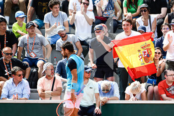 2022-05-19 - Fans with a Spanish flag support Bernabe Zapata Miralles of Spain during the French Open (Roland-Garros) 2022, Grand Slam tennis tournament on May 19, 2022 at Roland-Garros stadium in Paris, France - FRENCH OPEN (ROLAND-GARROS) 2022, GRAND SLAM TENNIS TOURNAMENT - INTERNATIONALS - TENNIS