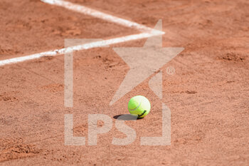 2022-05-19 - Illustration picture shows a ball on the ground of the clay court during the French Open (Roland-Garros) 2022, Grand Slam tennis tournament on May 19, 2022 at Roland-Garros stadium in Paris, France - FRENCH OPEN (ROLAND-GARROS) 2022, GRAND SLAM TENNIS TOURNAMENT - INTERNATIONALS - TENNIS
