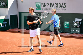 2022-05-19 - Daniil Medvedev of Russia trains under the eye of his coach Gilles Cervera during the French Open (Roland-Garros) 2022, Grand Slam tennis tournament on May 19, 2022 at Roland-Garros stadium in Paris, France - FRENCH OPEN (ROLAND-GARROS) 2022, GRAND SLAM TENNIS TOURNAMENT - INTERNATIONALS - TENNIS