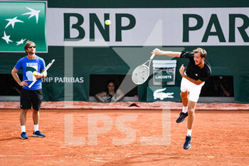 2022-05-19 - Daniil Medvedev of Russia trains under the eye of his coach Gilles Cervera during the French Open (Roland-Garros) 2022, Grand Slam tennis tournament on May 19, 2022 at Roland-Garros stadium in Paris, France - FRENCH OPEN (ROLAND-GARROS) 2022, GRAND SLAM TENNIS TOURNAMENT - INTERNATIONALS - TENNIS