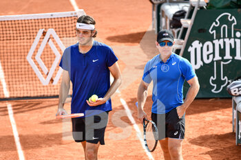 2022-05-19 - Taylor Fritz of USA and his coach Michael Russell during the French Open (Roland-Garros) 2022, Grand Slam tennis tournament on May 19, 2022 at Roland-Garros stadium in Paris, France - FRENCH OPEN (ROLAND-GARROS) 2022, GRAND SLAM TENNIS TOURNAMENT - INTERNATIONALS - TENNIS