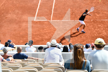 2022-05-19 - Illustration picture shows spectators watching a match on a clay court during the French Open (Roland-Garros) 2022, Grand Slam tennis tournament on May 19, 2022 at Roland-Garros stadium in Paris, France - FRENCH OPEN (ROLAND-GARROS) 2022, GRAND SLAM TENNIS TOURNAMENT - INTERNATIONALS - TENNIS