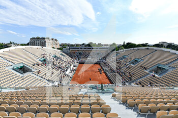 2022-05-19 - General top view (illustration) with the Suzanne Lenglen clay court almost empty during the French Open (Roland-Garros) 2022, Grand Slam tennis tournament on May 19, 2022 at Roland-Garros stadium in Paris, France - FRENCH OPEN (ROLAND-GARROS) 2022, GRAND SLAM TENNIS TOURNAMENT - INTERNATIONALS - TENNIS