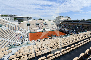 2022-05-19 - General top view (illustration) with the Suzanne Lenglen clay court almost empty during the French Open (Roland-Garros) 2022, Grand Slam tennis tournament on May 19, 2022 at Roland-Garros stadium in Paris, France - FRENCH OPEN (ROLAND-GARROS) 2022, GRAND SLAM TENNIS TOURNAMENT - INTERNATIONALS - TENNIS
