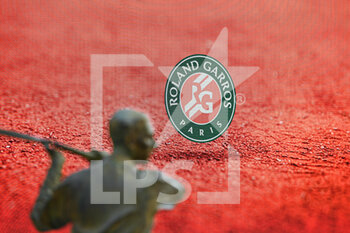 2022-05-19 - Illustration picture shows the the statue of the former player Jacques Brugnon with the Roland Garros logo (emblem) in the background during the French Open (Roland-Garros) 2022, Grand Slam tennis tournament on May 19, 2022 at Roland-Garros stadium in Paris, France - FRENCH OPEN (ROLAND-GARROS) 2022, GRAND SLAM TENNIS TOURNAMENT - INTERNATIONALS - TENNIS
