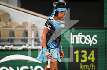 2022-05-22 - Ons JABEUR of Tunisia looks dejected during the Day one of Roland-Garros 2022, French Open 2022, Grand Slam tennis tournament on May 22, 2022 at Roland-Garros stadium in Paris, France - ROLAND-GARROS 2022, FRENCH OPEN 2022, GRAND SLAM TENNIS TOURNAMENT - INTERNATIONALS - TENNIS