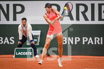 2022-05-22 - Magda LINETTE of Poland during the Day one of Roland-Garros 2022, French Open 2022, Grand Slam tennis tournament on May 22, 2022 at Roland-Garros stadium in Paris, France - ROLAND-GARROS 2022, FRENCH OPEN 2022, GRAND SLAM TENNIS TOURNAMENT - INTERNATIONALS - TENNIS