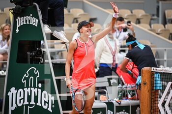 2022-05-22 - Magda LINETTE of Poland celebrates his victory during the Day one of Roland-Garros 2022, French Open 2022, Grand Slam tennis tournament on May 22, 2022 at Roland-Garros stadium in Paris, France - ROLAND-GARROS 2022, FRENCH OPEN 2022, GRAND SLAM TENNIS TOURNAMENT - INTERNATIONALS - TENNIS