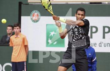2022-05-22 - Felix Auger-Aliassime of Canada during day 1 of the French Open 2022, a tennis Grand Slam tournament on May 22, 2022 at Roland-Garros stadium in Paris, France - ROLAND-GARROS 2022, FRENCH OPEN 2022, GRAND SLAM TENNIS TOURNAMENT - INTERNATIONALS - TENNIS