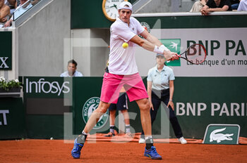 2022-05-22 - John ISNER of United States during the Day one of Roland-Garros 2022, French Open 2022, Grand Slam tennis tournament on May 22, 2022 at Roland-Garros stadium in Paris, France - ROLAND-GARROS 2022, FRENCH OPEN 2022, GRAND SLAM TENNIS TOURNAMENT - INTERNATIONALS - TENNIS