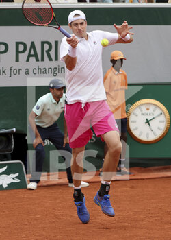 2022-05-22 - John Isner of USA during day 1 of the French Open 2022, a tennis Grand Slam tournament on May 22, 2022 at Roland-Garros stadium in Paris, France - ROLAND-GARROS 2022, FRENCH OPEN 2022, GRAND SLAM TENNIS TOURNAMENT - INTERNATIONALS - TENNIS