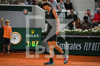 2022-05-22 - Alexander ZVEREV of Germany looks dejected during the Day one of Roland-Garros 2022, French Open 2022, Grand Slam tennis tournament on May 22, 2022 at Roland-Garros stadium in Paris, France - ROLAND-GARROS 2022, FRENCH OPEN 2022, GRAND SLAM TENNIS TOURNAMENT - INTERNATIONALS - TENNIS