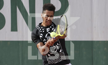 2022-05-22 - Michael Mmoh of USA during day 1 of the French Open 2022, a tennis Grand Slam tournament on May 22, 2022 at Roland-Garros stadium in Paris, France - ROLAND-GARROS 2022, FRENCH OPEN 2022, GRAND SLAM TENNIS TOURNAMENT - INTERNATIONALS - TENNIS