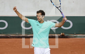 2022-05-22 - Albert Ramos Vinolas of Spain celebrates his victory during day 1 of the French Open 2022, a tennis Grand Slam tournament on May 22, 2022 at Roland-Garros stadium in Paris, France - ROLAND-GARROS 2022, FRENCH OPEN 2022, GRAND SLAM TENNIS TOURNAMENT - INTERNATIONALS - TENNIS