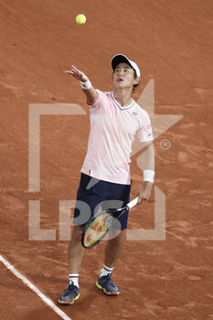 2022-05-23 - Yoshihito Nishioka of Japan during day 2 of the French Open 2022, a tennis Grand Slam tournament on May 23, 2022 at Roland-Garros stadium in Paris, France - ROLAND-GARROS 2022, FRENCH OPEN 2022, GRAND SLAM TENNIS TOURNAMENT - INTERNATIONALS - TENNIS