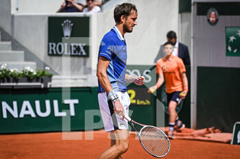 2022-05-24 - Daniil MEDVEDEV of Russia celebrates his point during the Day three of Roland-Garros 2022, French Open 2022, Grand Slam tennis tournament on May 24, 2022 at Roland-Garros stadium in Paris, France - ROLAND-GARROS 2022, FRENCH OPEN 2022, GRAND SLAM TENNIS TOURNAMENT - INTERNATIONALS - TENNIS