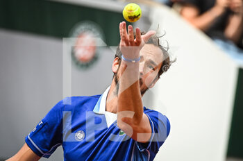 2022-05-24 - Daniil MEDVEDEV of Russia during the Day three of Roland-Garros 2022, French Open 2022, Grand Slam tennis tournament on May 24, 2022 at Roland-Garros stadium in Paris, France - ROLAND-GARROS 2022, FRENCH OPEN 2022, GRAND SLAM TENNIS TOURNAMENT - INTERNATIONALS - TENNIS