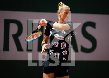 2022-05-24 - Arantxa Rus of the Netherlands in action against Elena Rybakina of Kazakhstan during the first round of the Roland-Garros 2022, Grand Slam tennis tournament on May 24, 2022 at Roland-Garros stadium in Paris, France - ROLAND-GARROS 2022, FRENCH OPEN 2022, GRAND SLAM TENNIS TOURNAMENT - INTERNATIONALS - TENNIS
