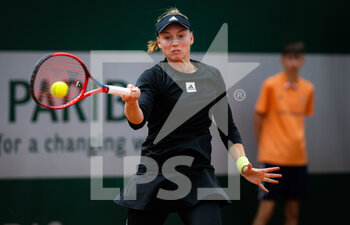 2022-05-24 - Elena Rybakina of Kazakhstan in action against Arantxa Rus of the Netherlands during the first round of the Roland-Garros 2022, Grand Slam tennis tournament on May 24, 2022 at Roland-Garros stadium in Paris, France - ROLAND-GARROS 2022, FRENCH OPEN 2022, GRAND SLAM TENNIS TOURNAMENT - INTERNATIONALS - TENNIS