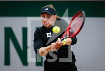 2022-05-24 - Elena Rybakina of Kazakhstan in action against Arantxa Rus of the Netherlands during the first round of the Roland-Garros 2022, Grand Slam tennis tournament on May 24, 2022 at Roland-Garros stadium in Paris, France - ROLAND-GARROS 2022, FRENCH OPEN 2022, GRAND SLAM TENNIS TOURNAMENT - INTERNATIONALS - TENNIS
