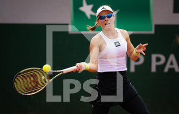 2022-05-24 - Katie Volynets of the United States in action against Viktorija Golubic of Switzerland during the first round of the Roland-Garros 2022, Grand Slam tennis tournament on May 24, 2022 at Roland-Garros stadium in Paris, France - ROLAND-GARROS 2022, FRENCH OPEN 2022, GRAND SLAM TENNIS TOURNAMENT - INTERNATIONALS - TENNIS