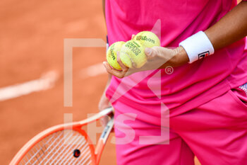 2022-05-24 - Illustration picture shows the body of a player about to serve with his racket (Head) and balls in his hands during the French Open, Grand Slam tennis tournament on May 24, 2022 at Roland-Garros stadium in Paris, France - ROLAND-GARROS 2022, FRENCH OPEN 2022, GRAND SLAM TENNIS TOURNAMENT - INTERNATIONALS - TENNIS