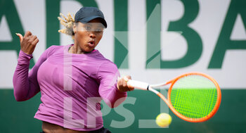 2022-05-24 - Taylor Townsend of the United States in action against Caroline Garcia of France during the first round of the Roland-Garros 2022, Grand Slam tennis tournament on May 24, 2022 at Roland-Garros stadium in Paris, France - ROLAND-GARROS 2022, FRENCH OPEN 2022, GRAND SLAM TENNIS TOURNAMENT - INTERNATIONALS - TENNIS
