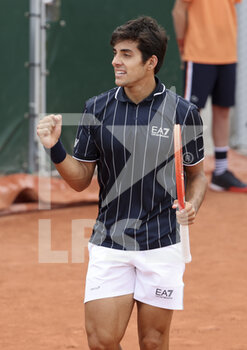 2022-05-24 - Cristian Garin of Chile celebrates his first round victory during day 3 of the French Open 2022, a tennis Grand Slam tournament on May 24, 2022 at Roland-Garros stadium in Paris, France - ROLAND-GARROS 2022, FRENCH OPEN 2022, GRAND SLAM TENNIS TOURNAMENT - INTERNATIONALS - TENNIS