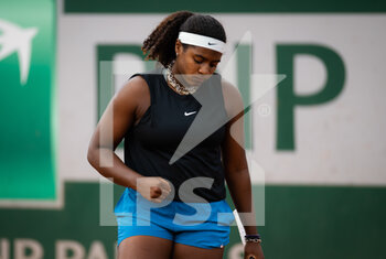 2022-05-24 - Hailey Baptiste of the United States in action against Anhelina Kalinina of Ukraine during the first round of the Roland-Garros 2022, Grand Slam tennis tournament on May 24, 2022 at Roland-Garros stadium in Paris, France - ROLAND-GARROS 2022, FRENCH OPEN 2022, GRAND SLAM TENNIS TOURNAMENT - INTERNATIONALS - TENNIS