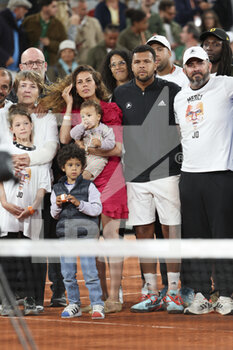 2022-05-24 - Jo-Wilfried Tsonga of France, his wife Noura Tsonga, their sons, family and friends during a ceremony celebrating his career after his last tennis match against Casper Ruud of Norway on day 3 of the French Open 2022, a tennis Grand Slam tournament on May 24, 2022 at Roland-Garros stadium in Paris, France - ROLAND-GARROS 2022, FRENCH OPEN 2022, GRAND SLAM TENNIS TOURNAMENT - INTERNATIONALS - TENNIS