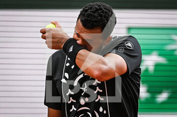 2022-05-24 - Jo-Wilfried TSONGA of France cries during the Day three of Roland-Garros 2022, French Open 2022, Grand Slam tennis tournament on May 24, 2022 at Roland-Garros stadium in Paris, France - ROLAND-GARROS 2022, FRENCH OPEN 2022, GRAND SLAM TENNIS TOURNAMENT - INTERNATIONALS - TENNIS